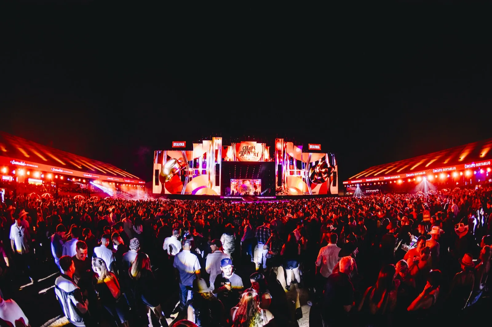 Palco e público em uma edição anterior do Caldas Country, imagem de arquivo